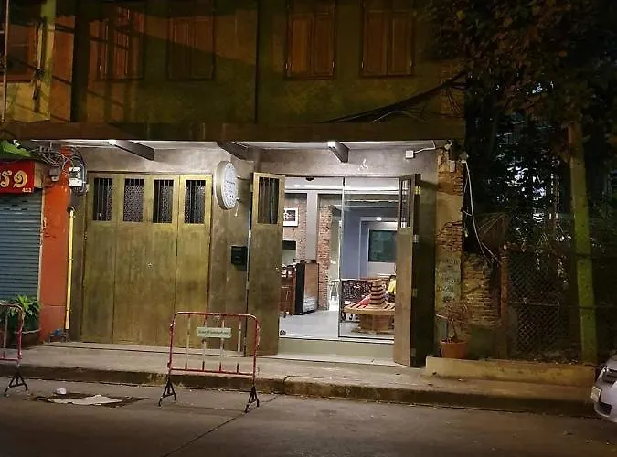 Baan Wualamphong บ้านวัวลำพอง Bed & Breakfast 3*